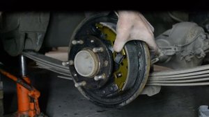 Задний тормоз Nissan Vanette. Часть 4. Устанавливаем колодки