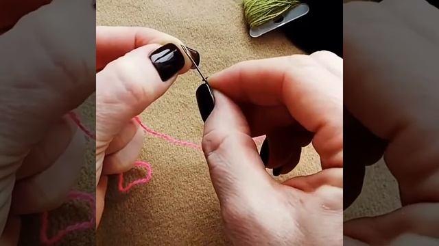 Как правильно вставлять шерстяную нить в иглу