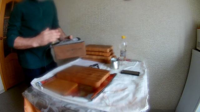 Обработка торцевой доски воском.