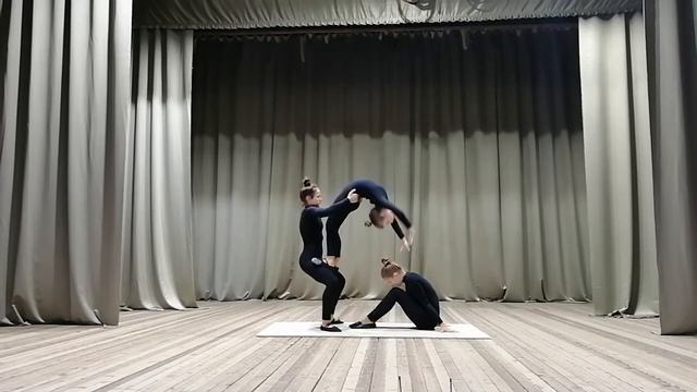 Тройка, акробатическое трио, цирковой номер