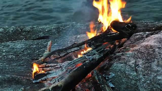 Звуки Огня для Сна и Релакса ? Горящие Дрова и Звуки Волн ? Уютный Костер Рядом с Озером ? 8 Часов смотреть онлайн