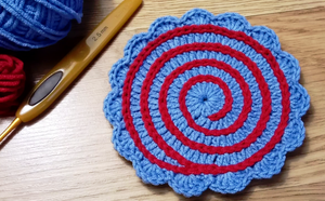 ПОДСТАВКА под кружку крючком. Вяжем простую подставку и украшаем её спиралькой