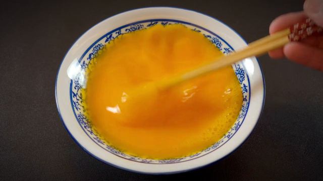 西红柿炒鸡蛋，加鸡精味精就错了，难怪不好吃，大厨教你酒店番的正确做法。番茄炒蛋想要好吃，要选对番茄。不要把番茄直接下锅炒，多做一步更美味Tomato Egg Stir Fry#番茄炒蛋 #西红柿炒蛋