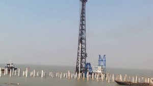 Забивка сваи оболочки.