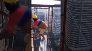 Жесть. Сборка строительных лесов. Китай.