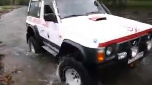 Ниссан Патрол Y60 по речке. Nissan Patrol Y60 on the river