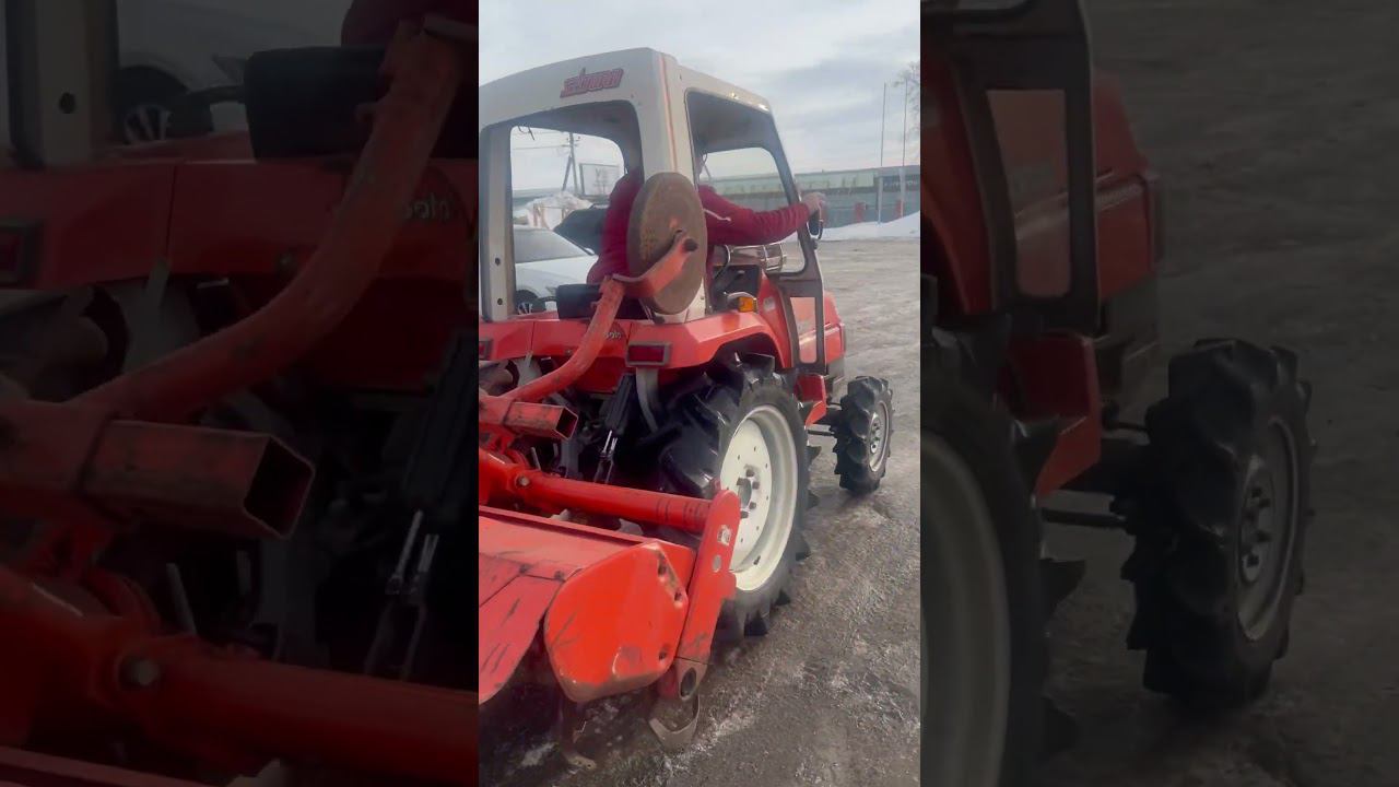 Kubota Saturn X-24 с полукабиной. Уезжает на установку снегоотбрасывателя.