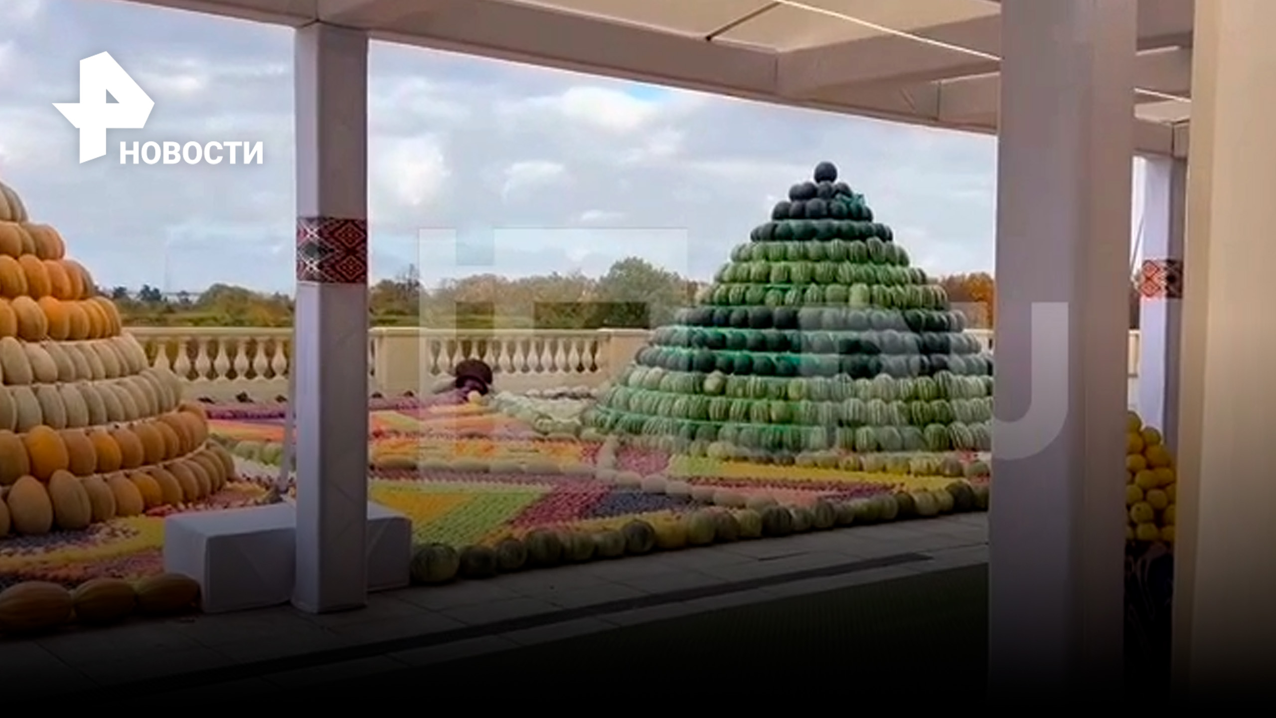 Пирамида из дынь и арбузов: какие подарки привезли Путину из Таджикистана / РЕН Новости