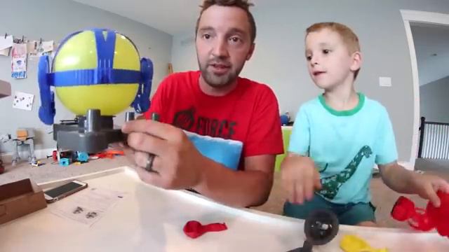 Father & Son PLAY BALLOON BOT BATTLE! смотреть онлайн