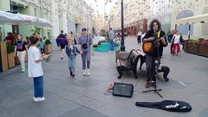Певица попрыгунчик и певец исполняют на Никольской