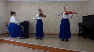 Дуэт  скрипачей: Кравец Мария  11 лет, Артюх Таисия 10лет