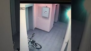 В Волжском вор велосипедов попал на видеокамеру