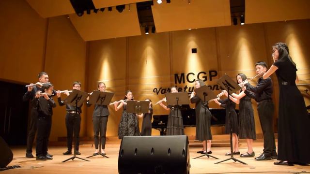 การแสดง Flute น้องรุ้ง เพลงที่2 смотреть онлайн