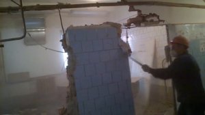 демонтаж стены кувалдой