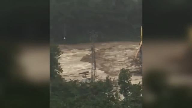 Urgent evacuation of people! The city is sinking! Flooding in Arhavi, Turkey смотреть онлайн