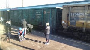 04.12.2022. Россия. Воронежская область. Россошь. Торгаши продают рыбу на перроне ж/д-станции