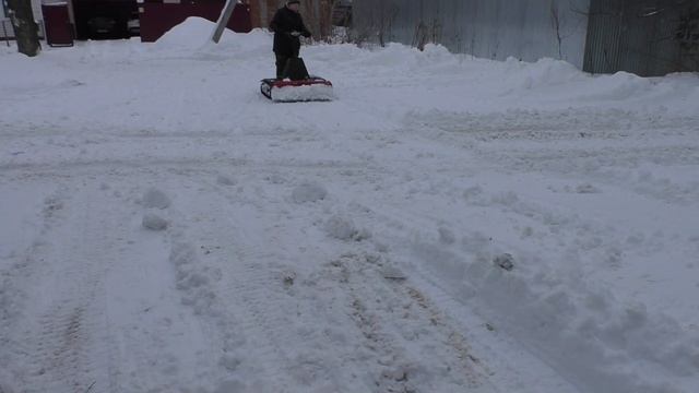 Гусеничный самокат чистит сырой снег. смотреть онлайн