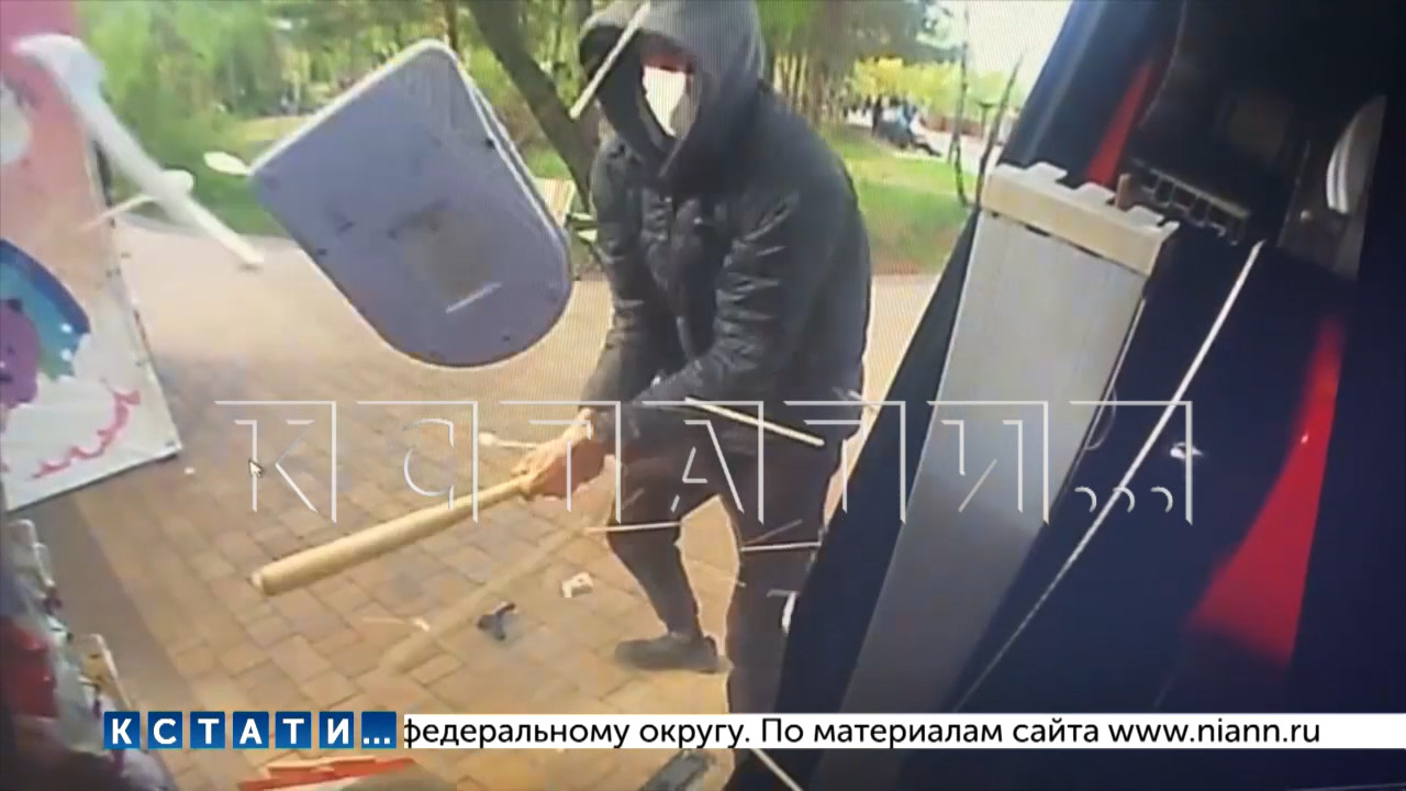 Незаконную торговлю в парке решили победить, разгромив предпринимателей бейсбольными битами