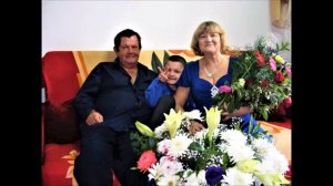 Песня "Зачем же люди расстаются"  поёт Галина Сливко .