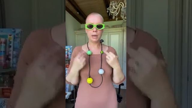 Сочетание аксессуаров: солнцезащитные очки и бижутерия?