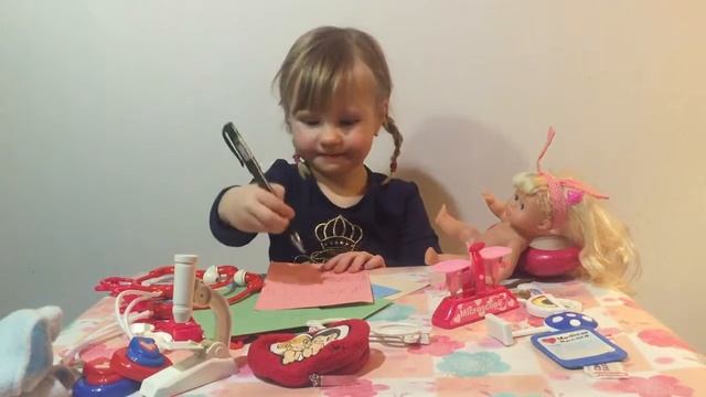 Канал для детей kids tv Играем в врача, лечим куклу Саша доктор small doctor pretty girl смотреть онлайн