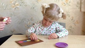 Гусеница из кругов. Аппликации из цветной бумаги и пластилина. Поделки для детей 2 - 3 лет.