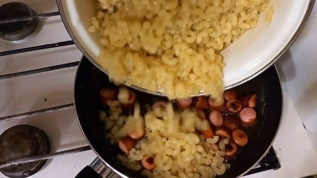 Жареные сосиски с макаронами
