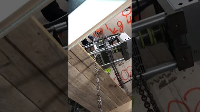 Лифт Schindler.Спускаем лебедку для замены подшипников. смотреть онлайн