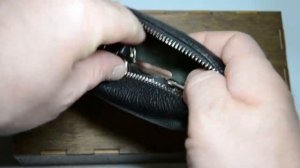 Ключница из кожи на молнии.