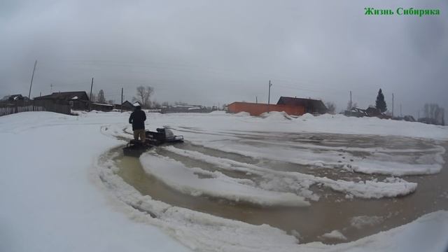 Мотобуксировщик Ураган Медведь по сырому снегу и воде / Прет как танк!