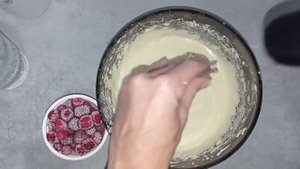 Простой рецепт шарлотки с малиной