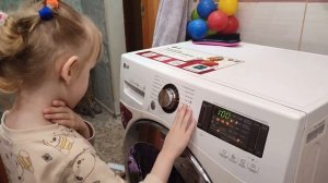 КАК НЕЗРЯЧАЯ НАСТЕНЬКА В 5 ЛЕТ САМА ПОЛЬЗУЕТСЯ СТИРАЛЬНОЙ МАШИНКОЙ ?! ? СУПЕР ВЛОГ #НЕЗРЯЧАЯ #ДЕТИ