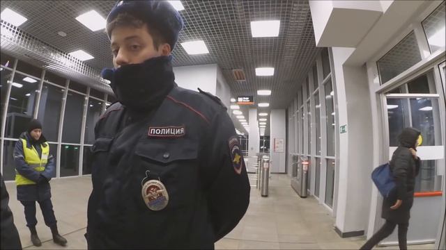 МЦК. Борзый мент хочет дать мне три раза. Гоняю клоунов от одного выхода к другому.