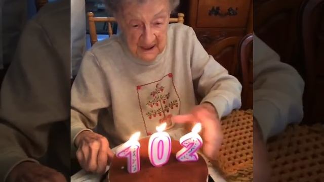 102-летняя старушка задувает свечи на торте смотреть онлайн