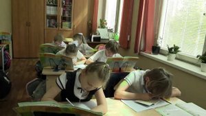 Последний звонок - 2021: первоклассники поздравляют выпускников