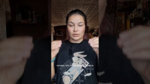 Почему плечи разные?