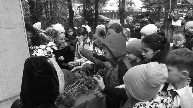 Поклонимся великим тем годам