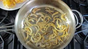Тушёные куриные бёдра