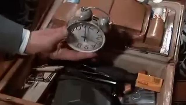 License to kill (1989) - A visit from Uncle Q смотреть онлайн