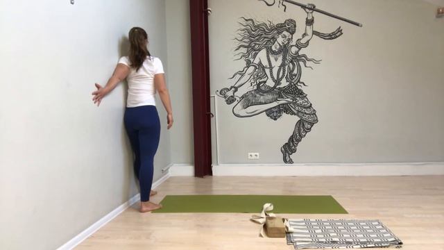 Какие упражнения помогут вытянуть верх спины, убрать вдовий горб и подготовиться к сарвангасане? смотреть онлайн