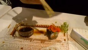 Суши и роллы. Паша знает как кушать суши и роллы