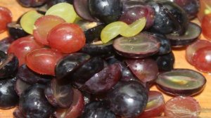 Фруктовый салат из яблок, слив и винограда