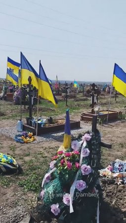 Так выглядит одно из украинских кладбищ в Днепропетровске: шокирующие кадры