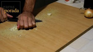 Как эффектно давить чеснок без чеснокодавилки