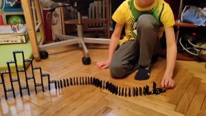 Длинная цепная реакция из домино.