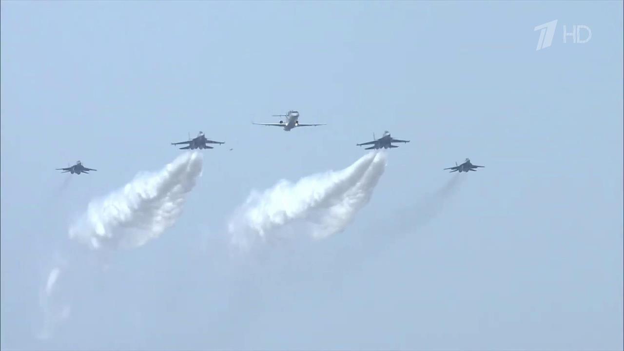 Истребители Су-30 и МиГ-29 открыли летную программ...дународного авиакосмического салона в Бангалоре