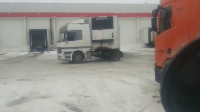 новичок за рулем фуры паркуется задним ходом #RCR #RCR смотреть онлайн