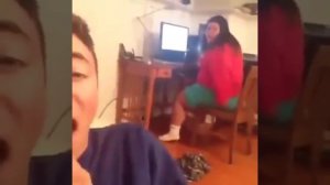 За компьютером прекрасная девушка пукнула от испуга.