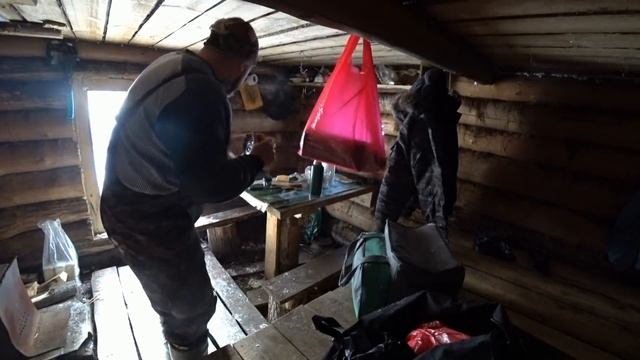 ТАЙГА, КАК ПСИХОЛОГ И Я К НЕЙ \ ЖИВУ ОДИН В ИЗБЕ \ ТАЕЖНЫЙ БЫТ \ УСТАНОВИЛ ЭКРАНЫ, МОРЗ КРЕПЧАЕТ Ч. смотреть онлайн