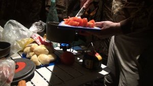 Ночёвка в лесу на озере в палатке с печкой! Зимняя рыбалка, лагерный быт и красивая снежная зима.